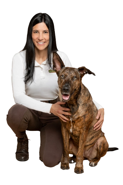 Dra. Mayra Poitena Fundadora Vetbio posando junto a perro