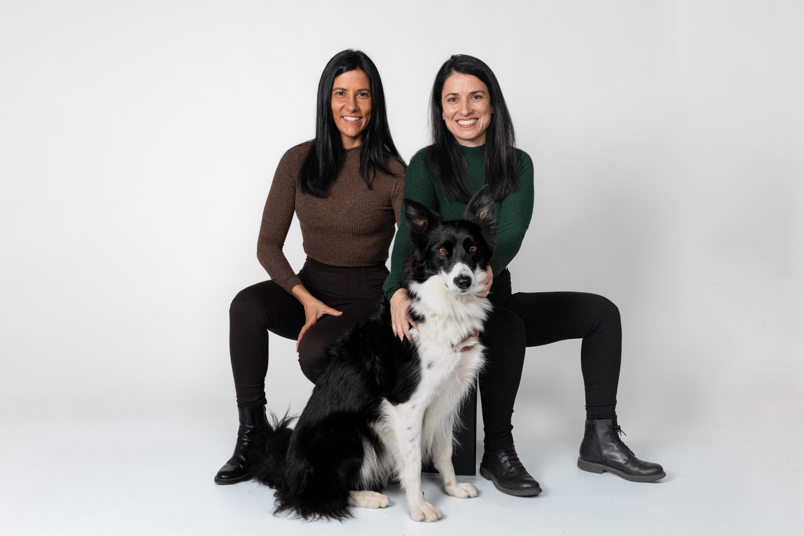 Dra. Mayra Poitena y Bruna Angrisani, cofundadoras de Vetbio Integrativa, con su perro